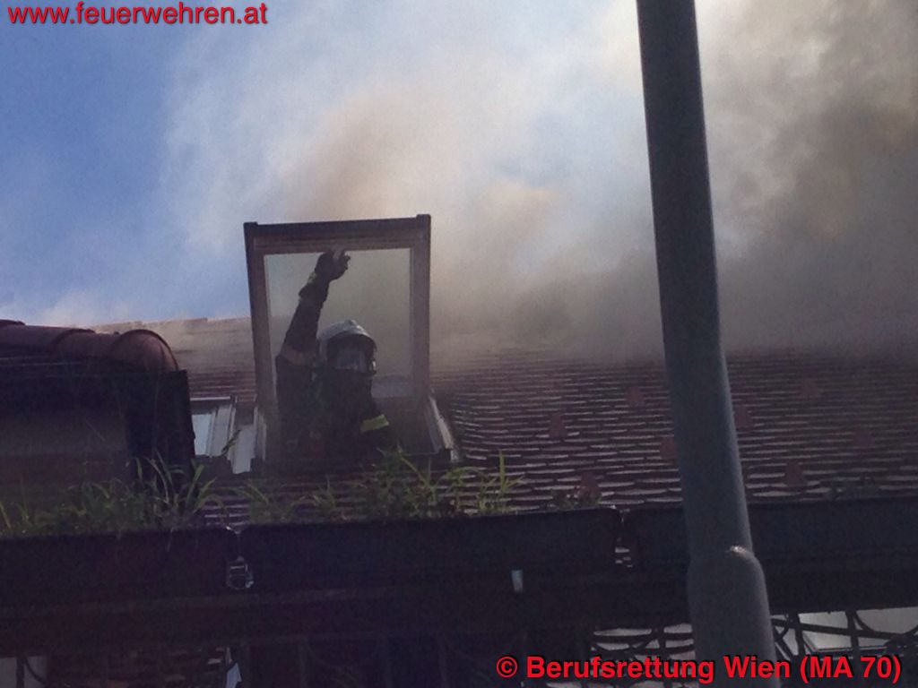 BF Wien: Dachbrand in Einfamilienhaus