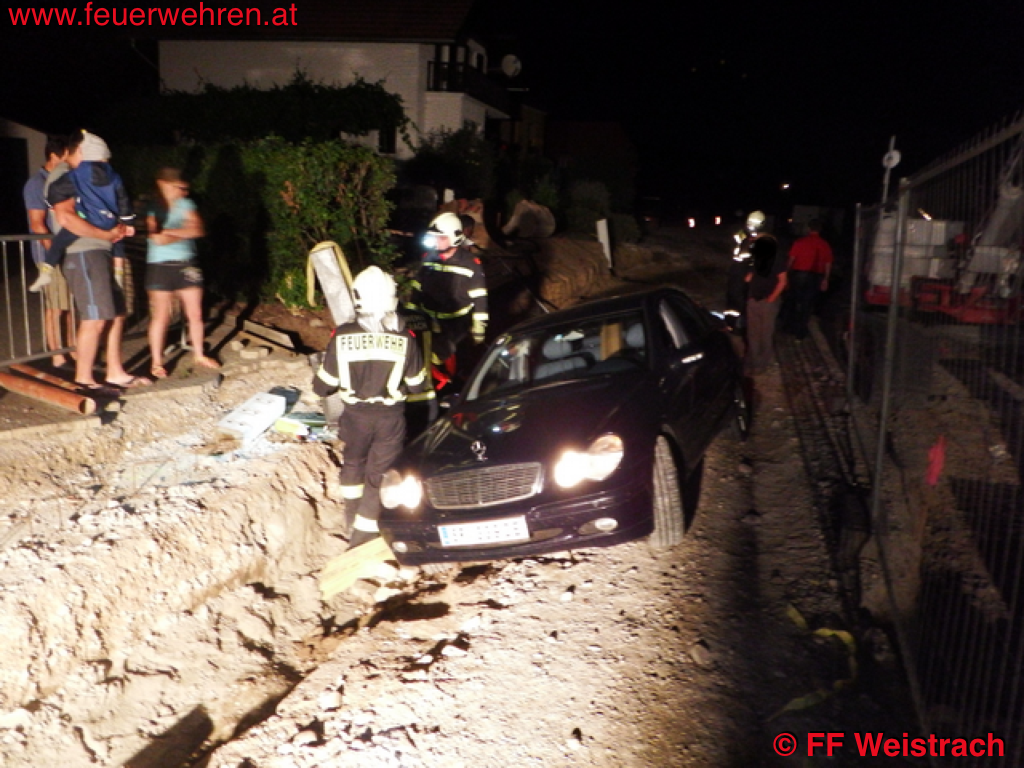 FF Weistrach: Mercedes auf gesperrter Baustelle festgefahren