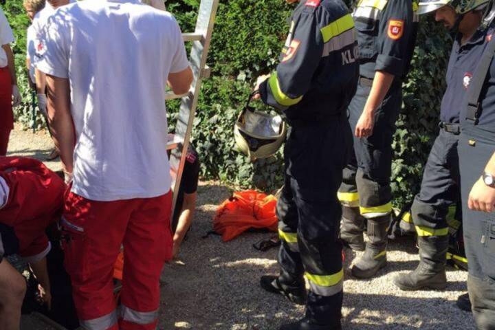 FF Klosterneuburg: Person in Sickerschacht gestürzt