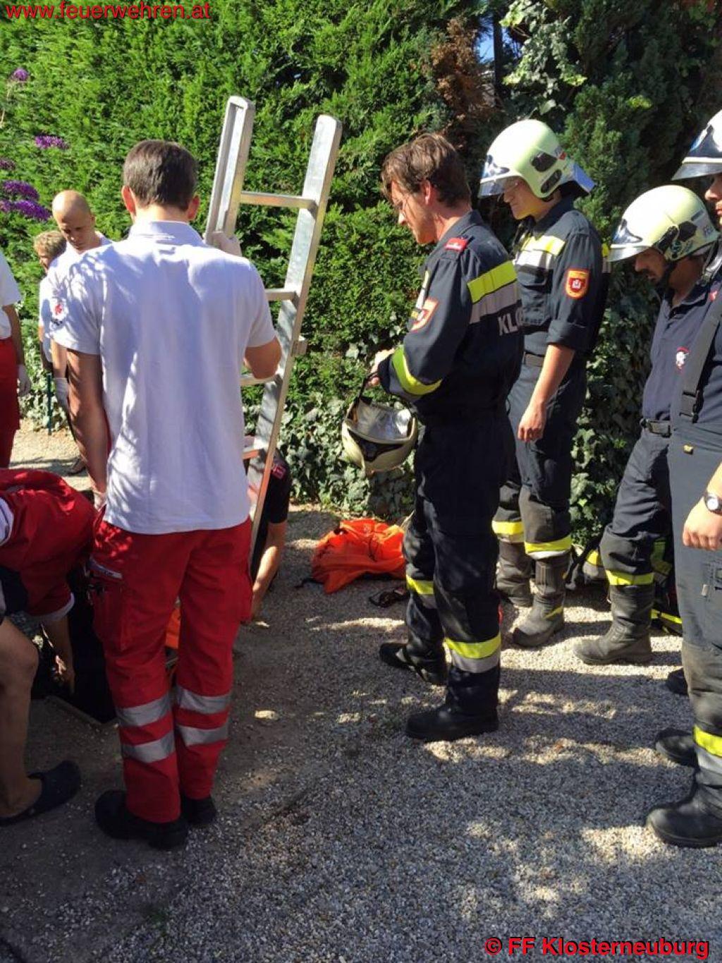 FF Klosterneuburg: Person in Sickerschacht gestürzt