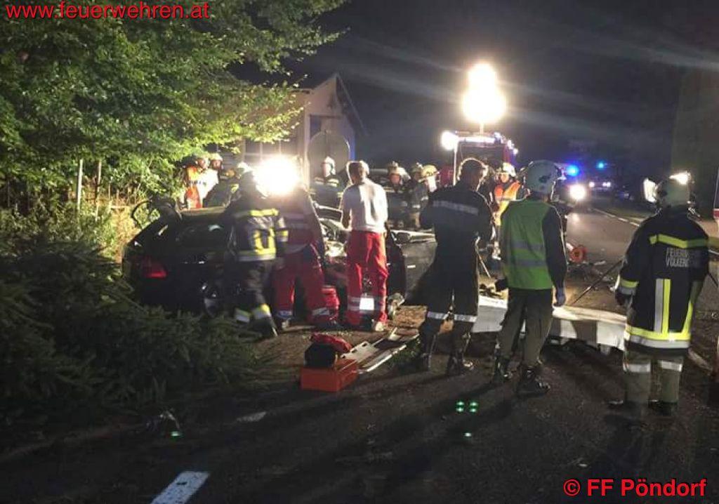 FF Pöndorf: Verkehrsunfall mit eingeklemmter Person