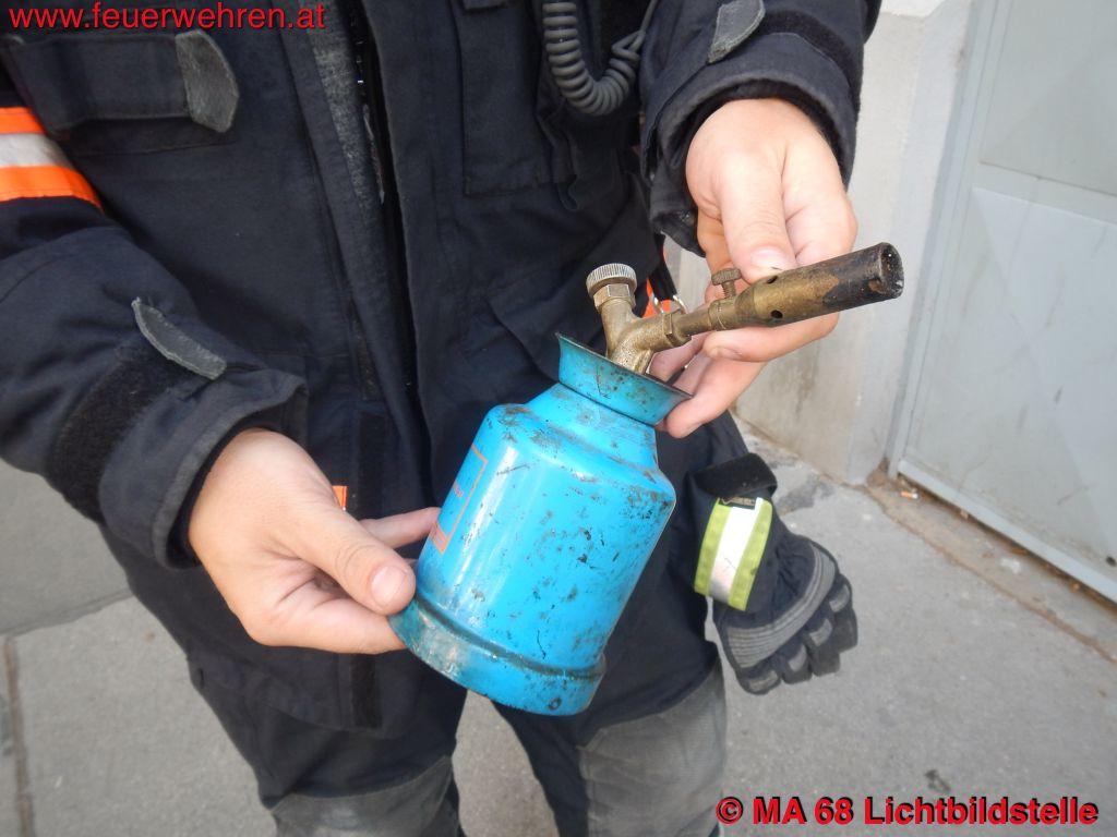 BF Wien: Verpuffung riss Fenster aus der Fassade