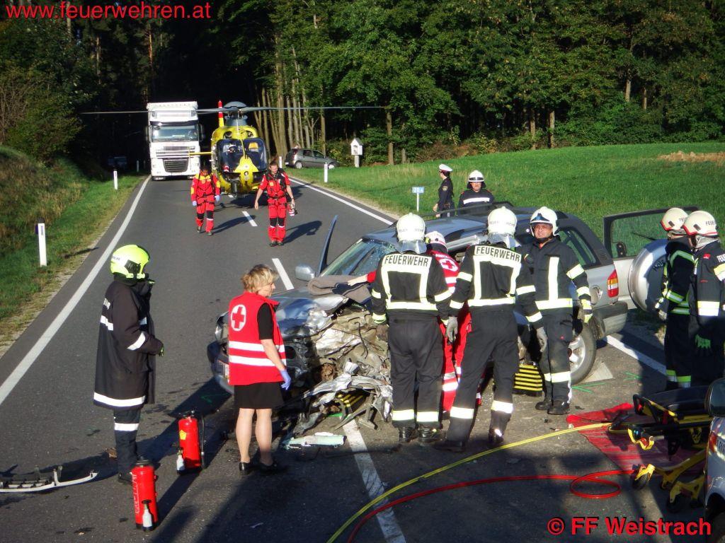 FF Weistrach: SUV kollidiert mit Sattelzug auf der B 122