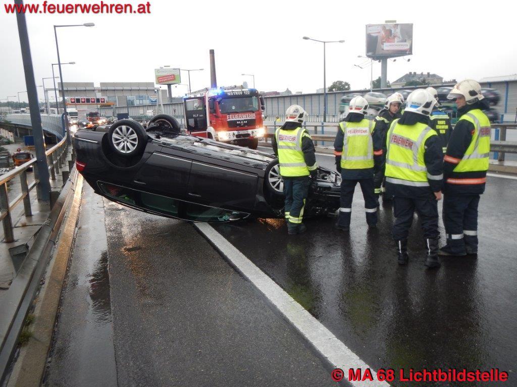 BF Wien: Fahrzeugüberschlag auf der Südost-Tangente