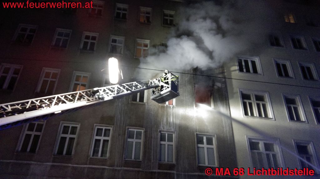 BF Wien: Fluchtweg abgeschnitten – Feuerwehr rettet 30 Personen