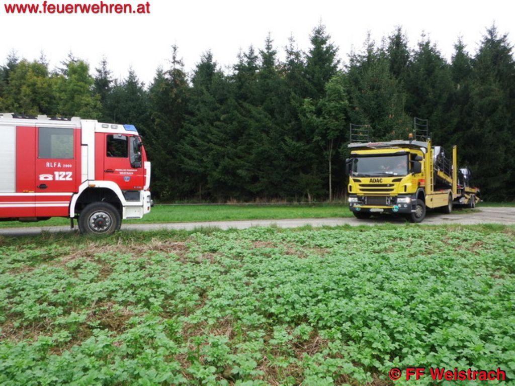 FF Weistrach: Autotransporter der gelben Engel benötigte Hilfe