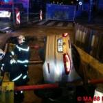 BF Wien: Taxi stürzt in Baugrube