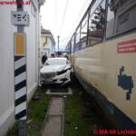 BF Wien: Taxi zwischen Zug und Grundstücksmauer eingeklemmt