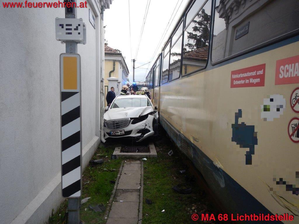 BF Wien: Taxi zwischen Zug und Grundstücksmauer eingeklemmt