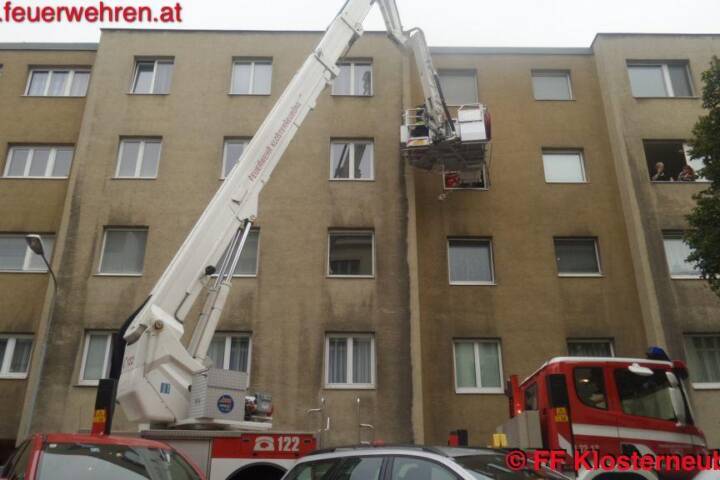 FF Klosterneuburg: Menschenrettung mit der Teleskopmastbühne