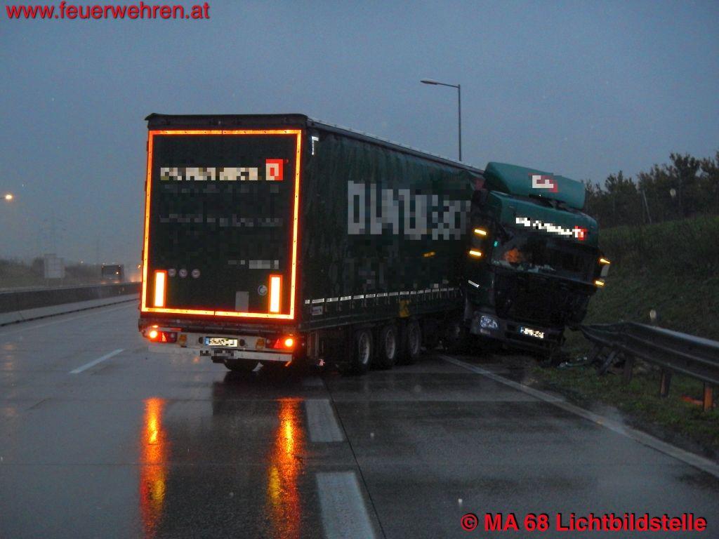 BF Wien: Aufwändige Lkw-Bergung auf S1 – Umweltgefahr verhindert