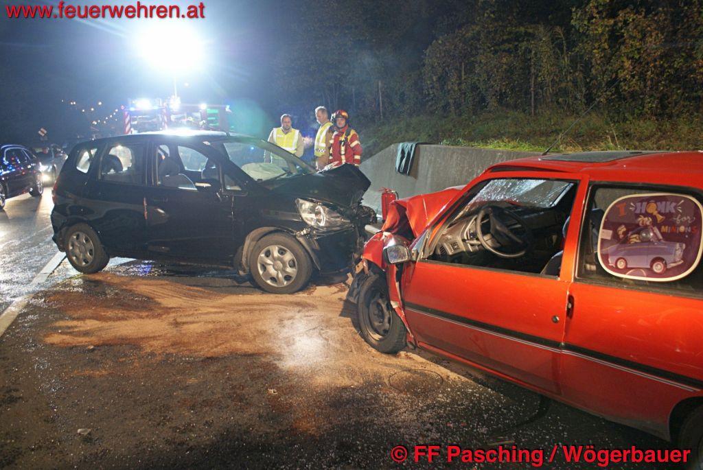 FF Pasching: Frontalzusammenstoß auf der B139 fordert mehrere Verletzte