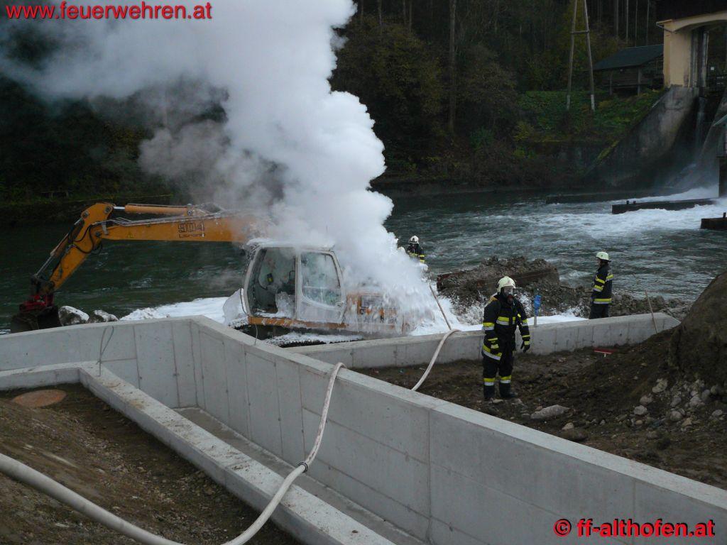 FF Althofen: Brand einer Baumaschine