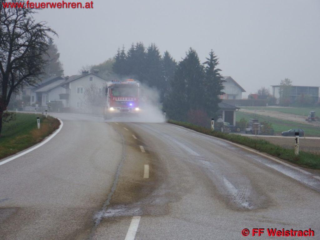 FF Weistrach: 200 Meter Güllespur auf der Landesstraße 85
