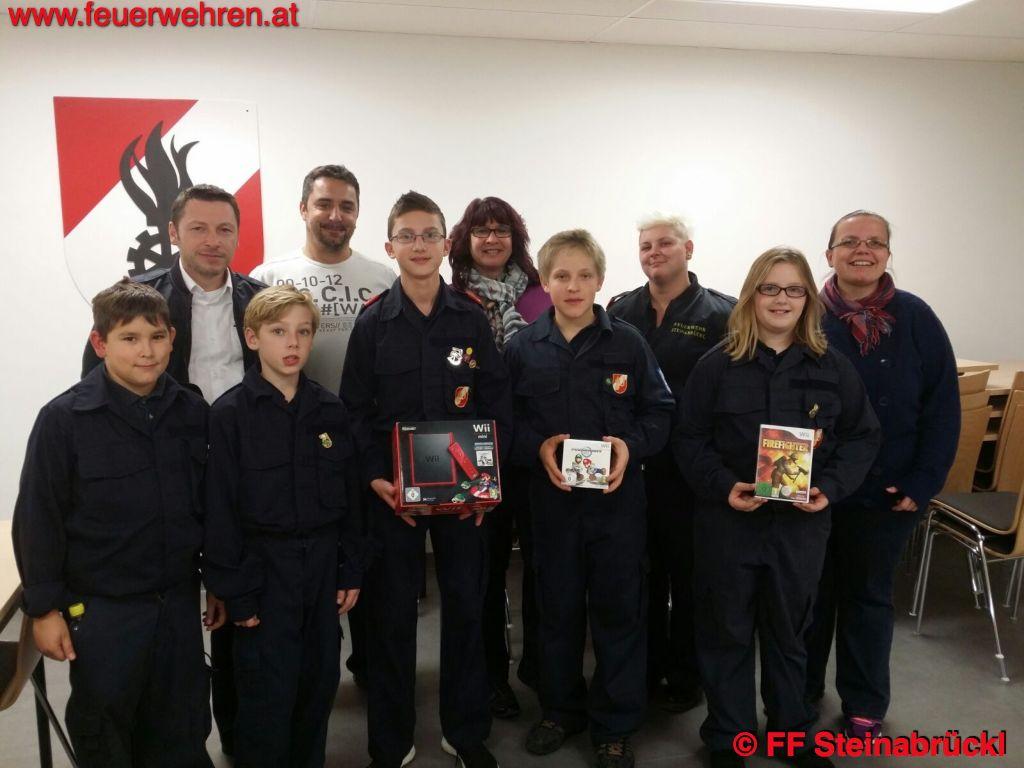 FF Steinabrückl: SPÖ überreicht der Feuerwehrjugend eine Wii