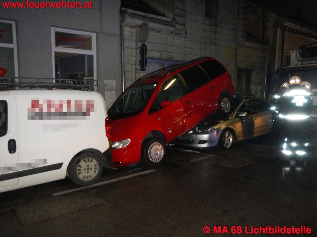 BF Wien: LKW touchiert mehrere geparkte PKW