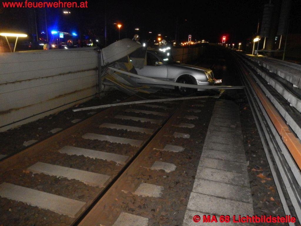 BF Wien: Auto auf U-Bahn-Gleis