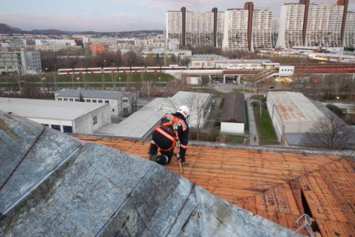 BF Wien: Sturmeinsätze in ganz Wien – Spektakulärer Verkehrsunfall