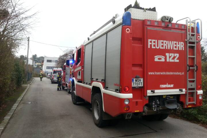 FF Klosterneuburg: Person in Garagentor eingeklemmt