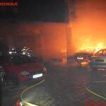 BF Wien: Werkstättenbrand – Hausbewohner vom Brandrauch eingeschlossen