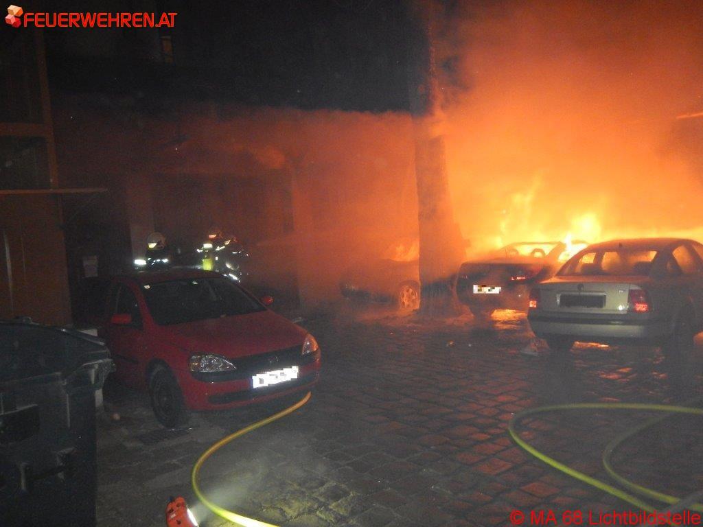 BF Wien: Werkstättenbrand – Hausbewohner vom Brandrauch eingeschlossen
