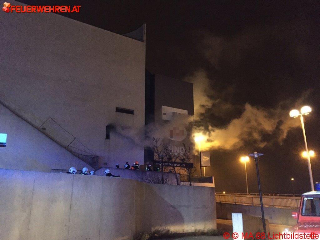 BF Wien: Brand eines ehemaligen Kinocenter