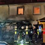 BF Wien: Brand einer Gartenhütte greift auf angrenzendes Wohnhaus über