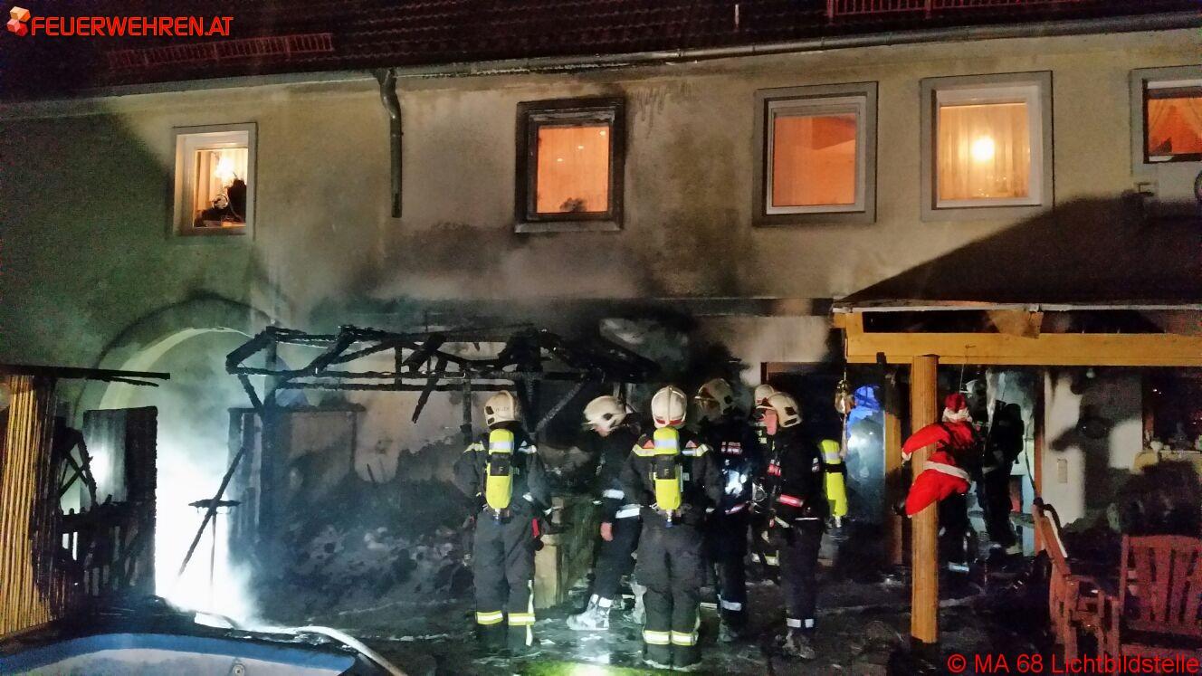 BF Wien: Brand einer Gartenhütte greift auf angrenzendes Wohnhaus über
