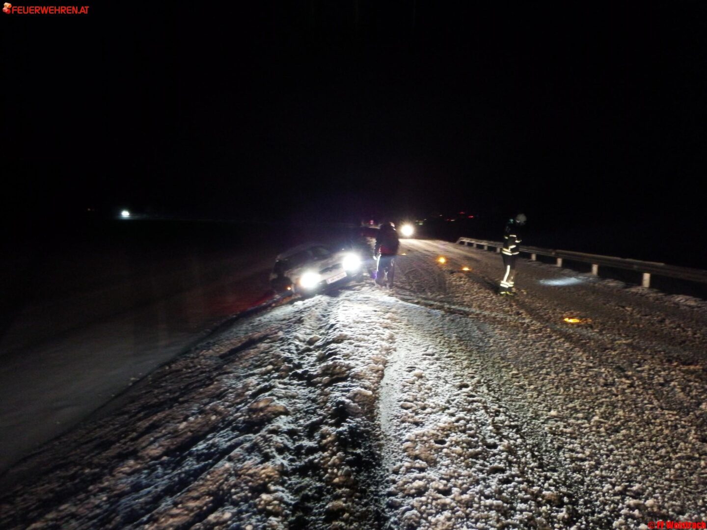FF Weistrach: PKW in Straßengraben gerutscht
