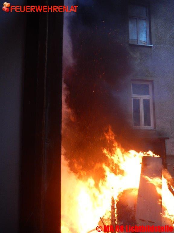 BF Wien: Sperrmüll in Brand geraten