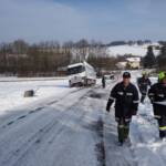 FF Weistrach: Sattelzug in Straßengraben gerutscht