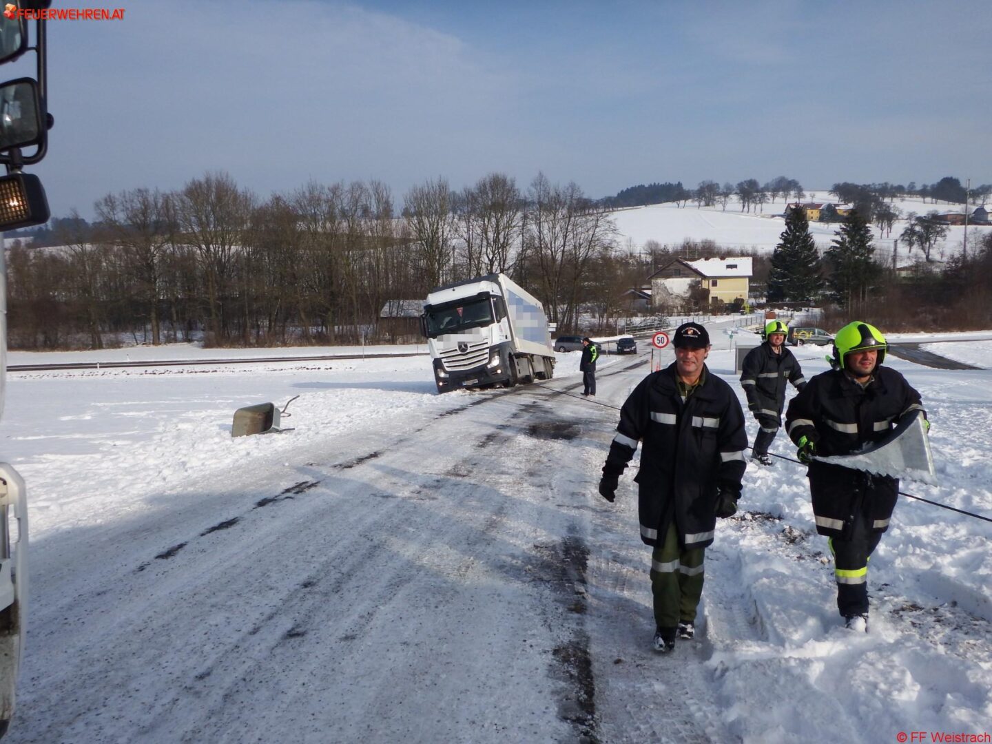 FF Weistrach: Sattelzug in Straßengraben gerutscht