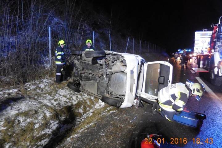 FF Leoben-Stadt: Verkehrsunfall und Fahrzeugbrand S6
