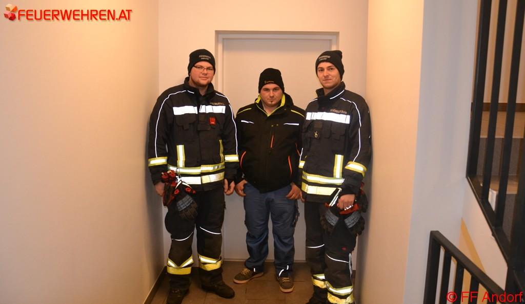 FF Andorf: Kleinkind von der FF-Andorf aus Wohnung gerettet