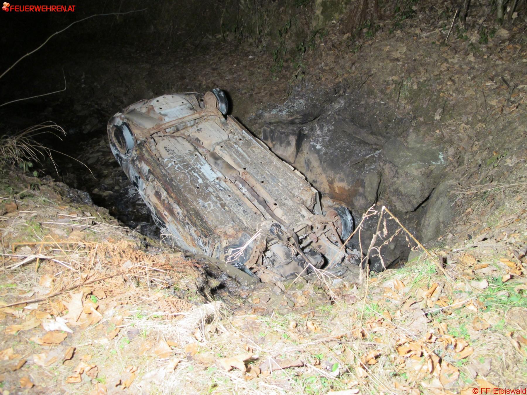 BFVDL: Bergung eines ausgebrannten Fahrzeuges in Wielfresen