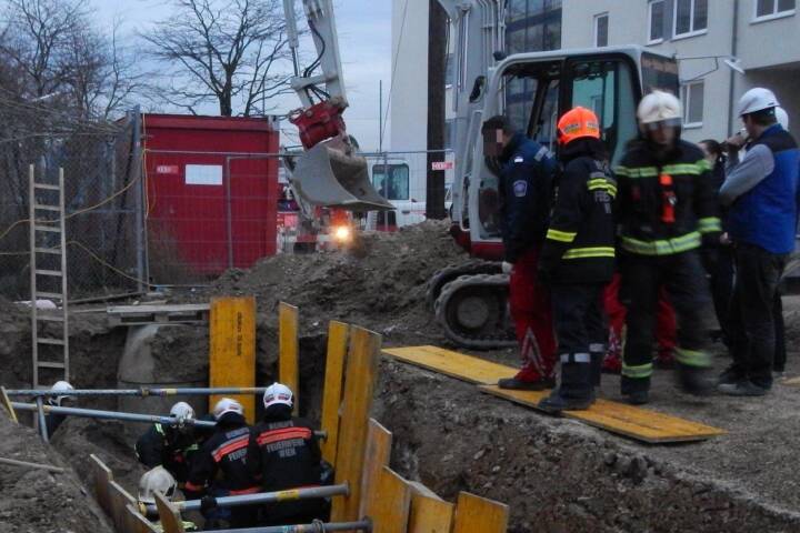 BF Wien: Bauarbeiter abgestürzt – unbestimmten Grades verletzt