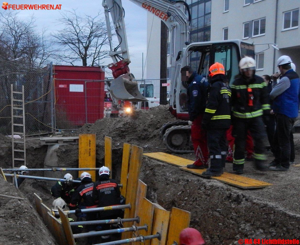 BF Wien: Bauarbeiter abgestürzt – unbestimmten Grades verletzt