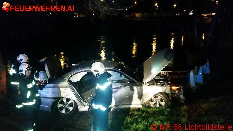BF Wien: Abgestürzter PKW