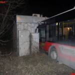 BF Wien: Autobus prallt gegen Bauwerk – sechs Personen verletzt