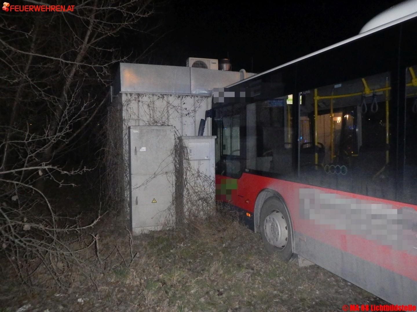 BF Wien: Autobus prallt gegen Bauwerk – sechs Personen verletzt