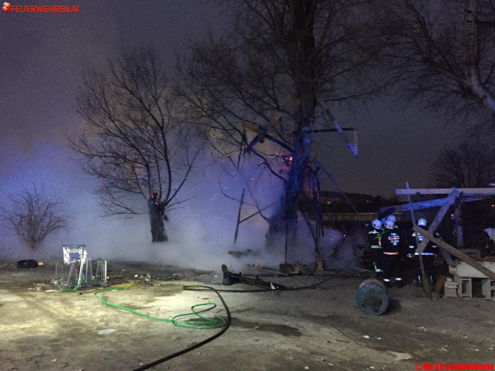 BF Wien: Baumhaus brannte ab – Baum musste gefällt werden