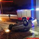 BF Wien: A23 – Fahrzeug nach Kollision mit Mittelleitschiene überschlagen