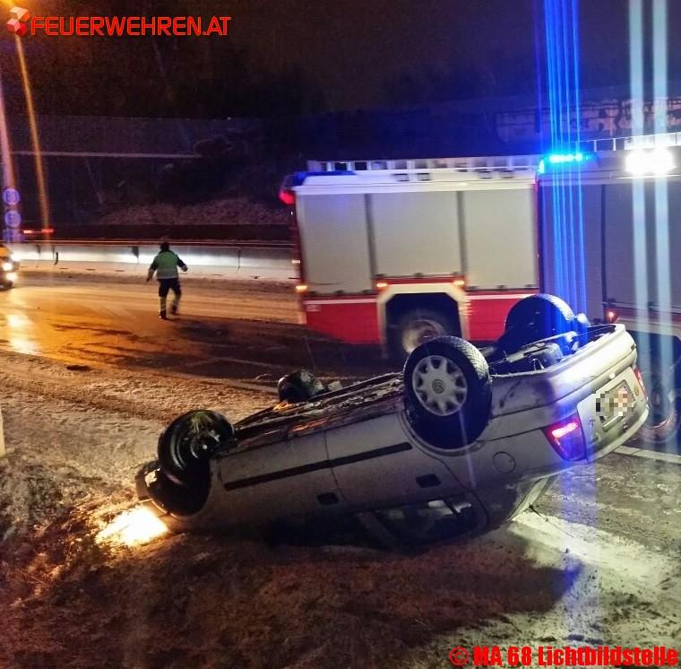BF Wien: A23 – Fahrzeug nach Kollision mit Mittelleitschiene überschlagen