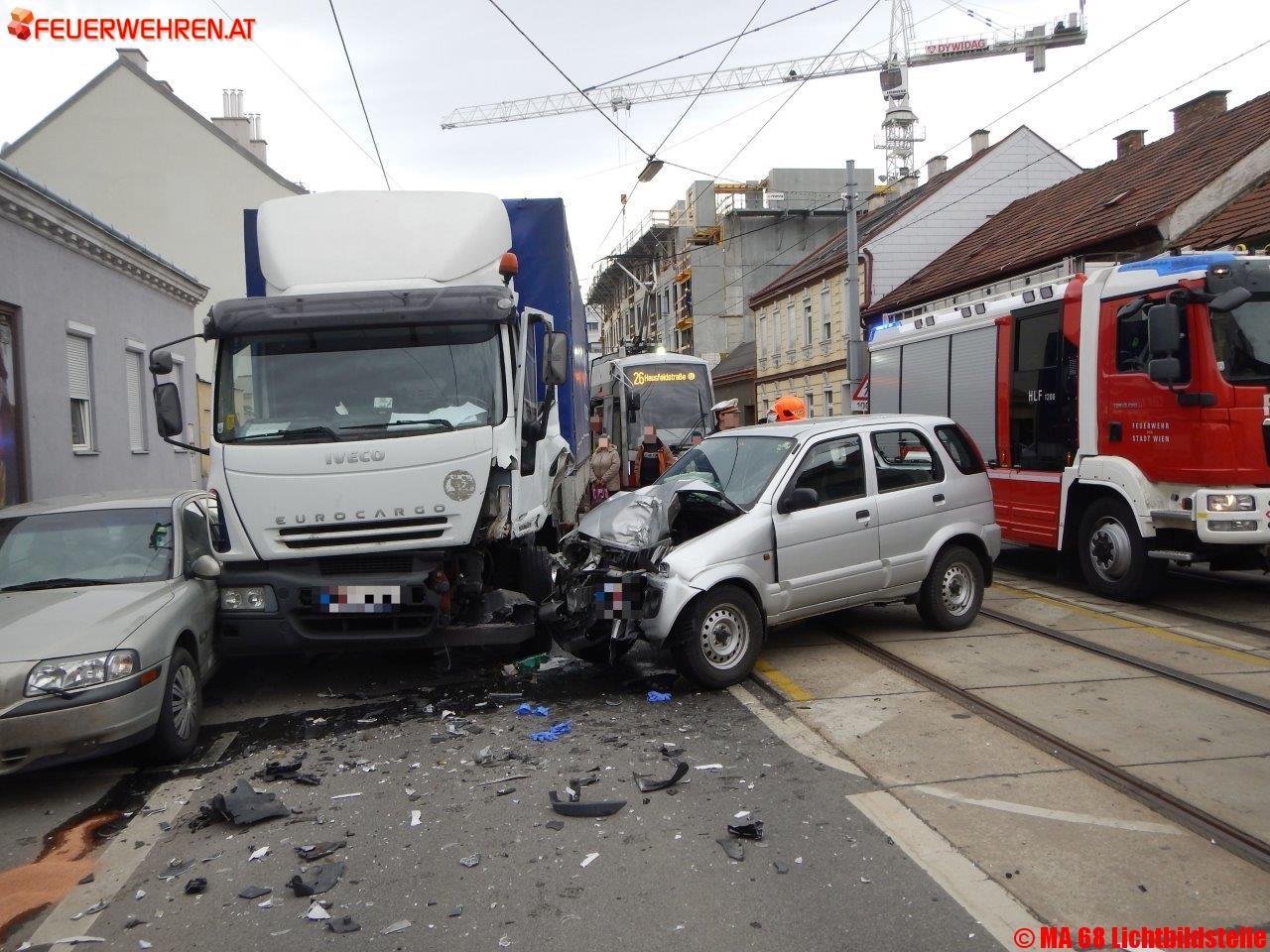 BF Wien: Kollision eines PKWs und eines LKWs – 2 Personen verletzt.