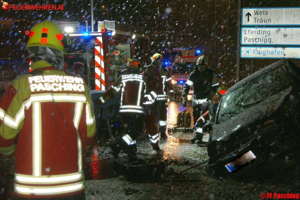 FF Pasching: Fahrzeuglenker nach schwerem Verkehrsunfall von der Feuerwehr befreit!