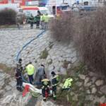 BF Wien bindet Öl im Liesingbach und verhindert Umweltkatastrophe