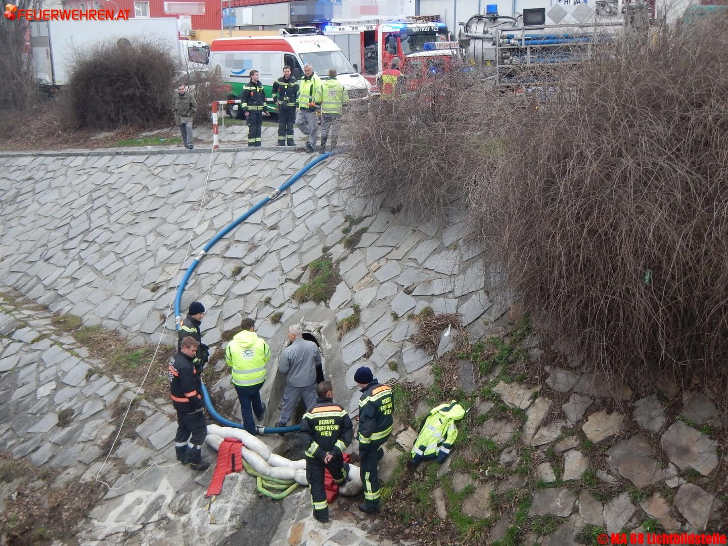 BF Wien bindet Öl im Liesingbach und verhindert Umweltkatastrophe