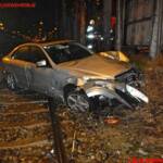 BF Wien: Pkw bei Unfall auf Bahngleise geschleudert