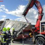 FF Stainz: Ladegut eines Sattelschleppers umgekippt