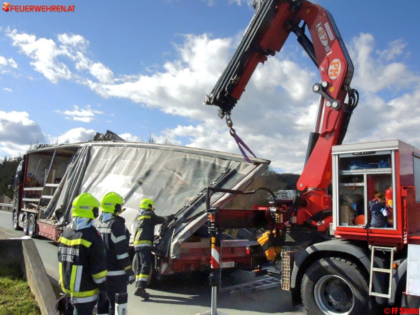 FF Stainz: Ladegut eines Sattelschleppers umgekippt